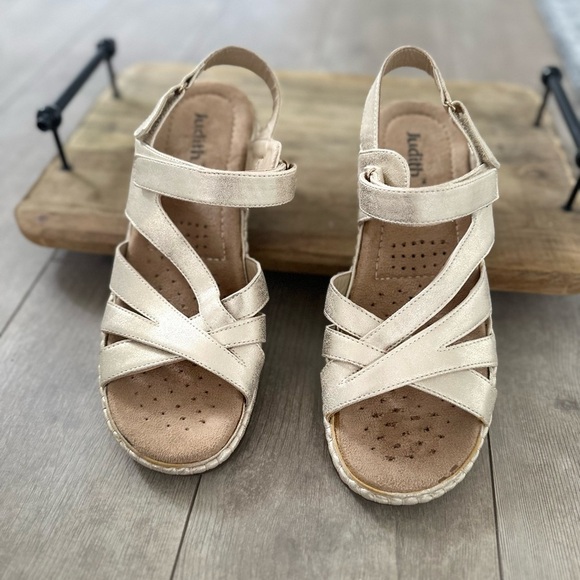 Judith REID Metallic Gold Strappy Sandals Comfort Metallic Golden sz 9 Hook Loop - Picture 8 of 16